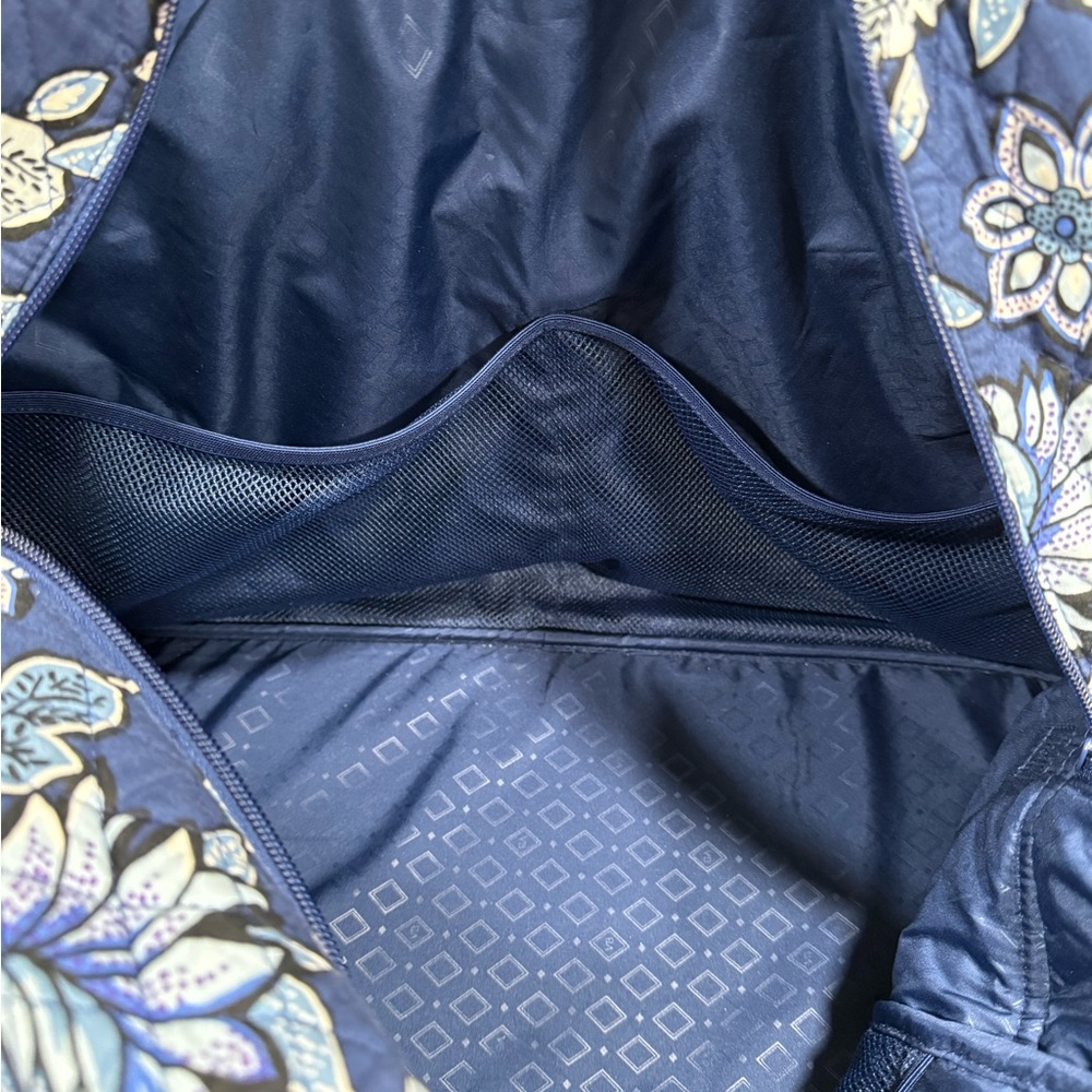 Vera Bradley Weekender travel bag size large - Picture 4 of 8